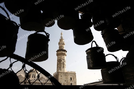 Eine Gasse mit Geschaeften im Souq in der Altstadt der Syrischen Hauptstadt Damaskus