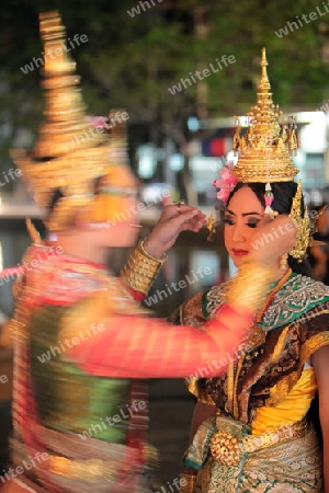 Traditionelle Taenzerinnen tanzen in einem Park in Chiang Mai im Norden von Thailand.