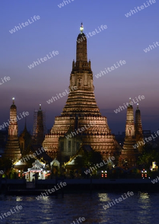 Die Tempelanlage des Wat Arun am Mae Nam Chao Phraya River in der Hauptstadt Bangkok von Thailand in Suedostasien.