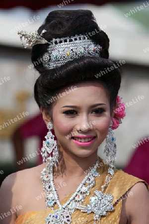 Eine traditionelle Tanz Gruppe zeigt sich an der Festparade beim Bun Bang Fai oder Rocket Festival in Yasothon im Isan im Nordosten von Thailand. 