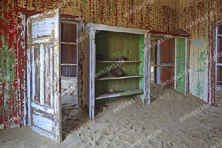 von D?nen und W?stensand eingenommene Wohngebaeude, Arbeitsgebaeude in der ehemaligen Diamantenstadt Kolmanskuppe, Kolmanskop, heute eine Geisterstadt bei L?deritz, Namibia , Afrika