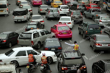 cars  in the city centre at the pratunam aerea in the city of Bangkok in Thailand in Suedostasien.