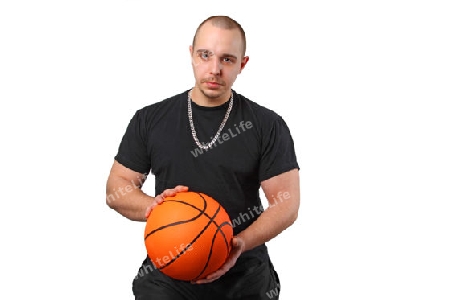 Junger Mann mit Basketball auf weissem Hintergrund