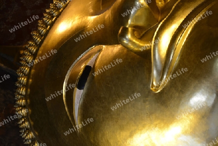 Der Grosse liegende Buddha im Wat Pho Tempel in der Stadt Bangkok in Thailand in Suedostasien.