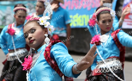 Eine traditionelle Tanz Gruppe zeigt sich an der Festparade beim Bun Bang Fai oder Rocket Festival in Yasothon im Isan im Nordosten von Thailand. 