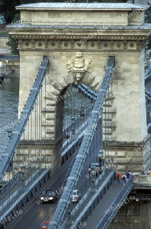 Die Kettenbruecke ueber der Donau  in der Hauptstadt von Ungarn in Osteuropa..