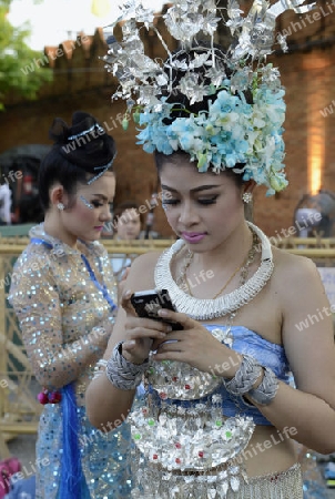 Traditionelle Taenzer an einem Abend vor der alten Stadtmauer am  Pratu Tha Phae Platz in Chiang Mai im norden von Thailand in Suedostasien.