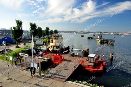 Idylle mit U-Boot am Fluss