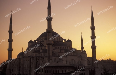 Die Blaue Moschee im Stadtteil Sulranahmet in Istanbul in der Tuerkey.