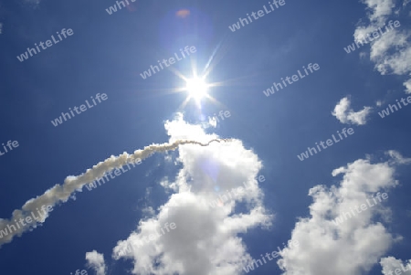 Eine Rackete startet beim traditioellen Raketenfest oder Bun Bang Fai oder Rocket Festival in Ban Si Than in der Provinz Amnat Charoen nordwestlich von Ubon Ratchathani im nordosten von Thailand in Suedostasien.