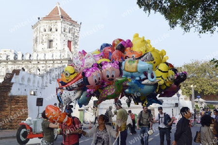 Eine Strassenszene vor dem Fort Sumen bei einem Fest im Santichaiprakan Park am Mae Nam Chao Phraya in der Hauptstadt Bangkok von Thailand in Suedostasien.