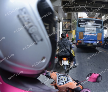 Ein Stadtbus im Stadtgebiet um Pratunam im Zentrum der Hauptstadt Bangkok von Thailand in Suedostasien.