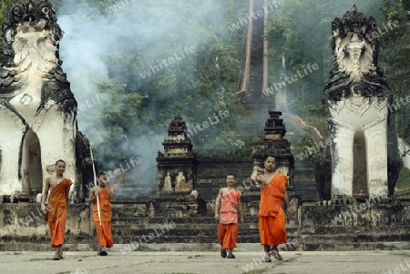 Der untere Teil des Tempel Wat Phra That Doi Kong Mu ueber dem Dorf Mae Hong Son im norden von Thailand in Suedostasien.