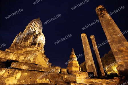 Der Wat Ratburana Tempel in der Tempelstadt Ayutthaya noerdlich von Bangkok in Thailand.