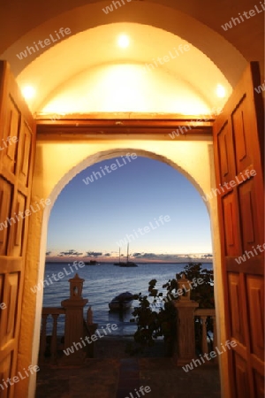 Suedamerika, Karibik, Venezuela, Los Roques, Insel, Atoll, Archipfel, Klima, Meer, Wetter, Reef, Dorfstrand, Dorfinsel, Fischerboot, Hafen, Beach, Strand, Abend, Daemmerung, Stimmng, blick aus der Kirche, Tor, Tuer, Bogen, Kirche,