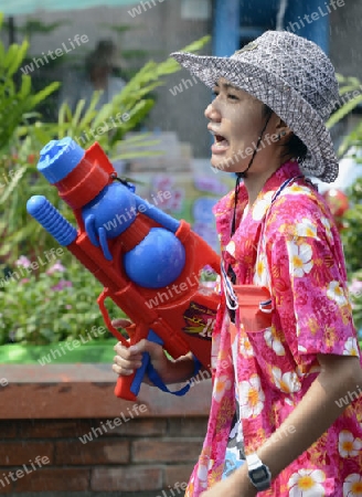 Das Songkran Fest oder Wasserfest zum Thailaendischen Neujahr ist im vollem Gange in Ayutthaya noerdlich von Bangkok in Thailand in Suedostasien.  