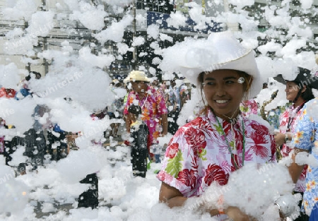 Das Songkran Fest oder Wasserfest zum Thailaendischen Neujahr ist im vollem Gange in Ayutthaya noerdlich von Bangkok in Thailand in Suedostasien.  