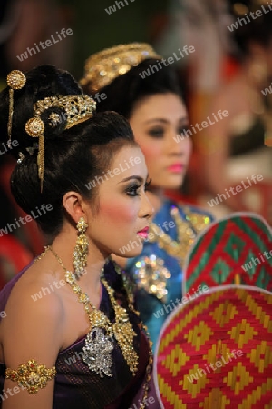 Eine Miss Kandidatin anlaesslich der Miss Wahl beim Bun Bang Fai oder Rocket Festival in Yasothon im Isan im Nordosten von Thailand. 