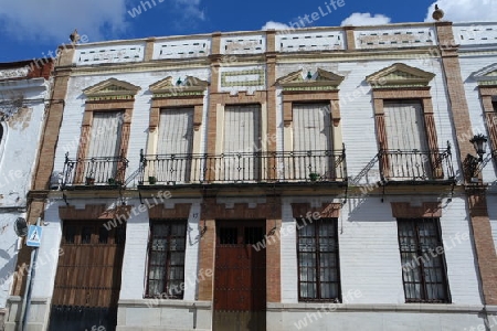 Weisse Hausfassade in Ronda, Andalusien