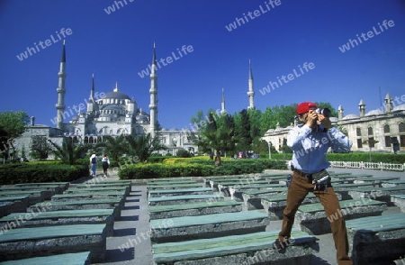 Die Blaue Moschee im Stadtteil Sulranahmet in Istanbul in der Tuerkey.