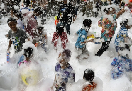 Das Songkran Fest oder Wasserfest zum Thailaendischen Neujahr ist im vollem Gange in Ayutthaya noerdlich von Bangkok in Thailand in Suedostasien.  