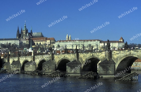 Die Karlsbruecke ueber dem Vltava Fluss in der Hauptstadt Prag in der Tschechischen Repubilck in Osteuropa..