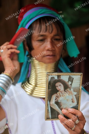 Eine Traditionell gekleidete Langhals Frau eines Paudang Stammes aus Burma lebt in einem Dorf noerdlich von Chiang Mai in Nord Thailand.  (KEYSTONE/Urs Flueeler) 