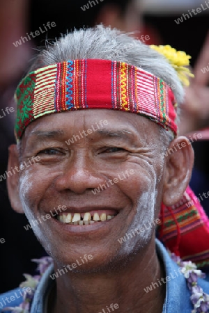 Eine traditionelle Tanz Gruppe zeigt sich an der Festparade beim Bun Bang Fai oder Rocket Festival in Yasothon im Isan im Nordosten von Thailand. 