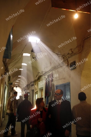 Afrika, Nordafrika, Tunesien, Tunis
Eine Gasse in der Medina mit dem Markt oder Souq in der Altstadt der Tunesischen Hauptstadt Tunis

