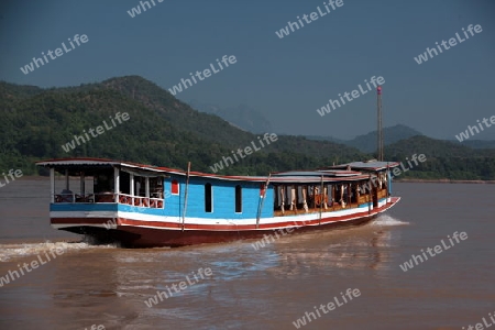 Ein Schiff auf dem Mekong River bei Luang Prabang in Zentrallaos von Laos in Suedostasien.