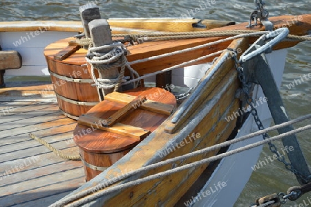 Bugansicht eines Holzsegelbootes