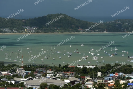 Die Sicht von den Bergen nach Chalong im sueden der Insel Phuket im sueden von Thailand in Suedostasien.