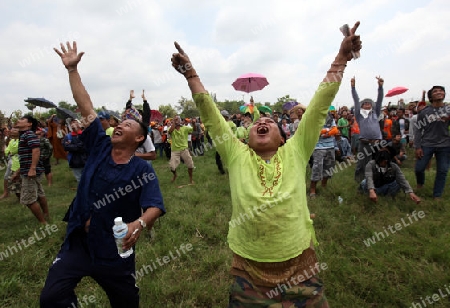 Menschen beobachten einen Raketenstart beim Bun Bang Fai oder Rocket Festival in Yasothon im Isan im Nordosten von Thailand. 