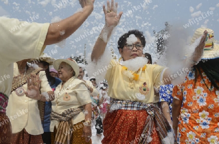 Das Songkran Fest oder Wasserfest zum Thailaendischen Neujahr ist im vollem Gange in Ayutthaya noerdlich von Bangkok in Thailand in Suedostasien.  