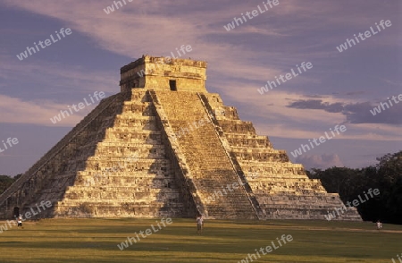 Die Pyramide der Maya Ruine von Chichen Itza im Staat Yucatan auf der Halbinsel Yuctan im sueden von Mexiko in Mittelamerika.   