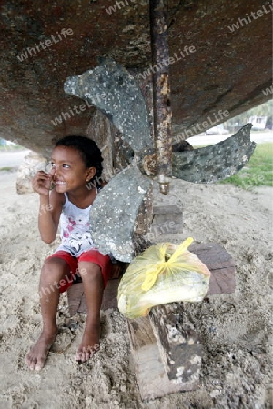 Suedamerika, Karibik, Venezuela, Isla Margarita, Ostkueste, El Tirano, Fischerdorf, Strand, Beach, Fischerboot, Boot, Holzboot, Maedchen, Kind, Propeller, Regenschutz unter dem Boot,  