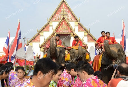 Das Songkran Fest oder Wasserfest zum Thailaendischen Neujahr ist im vollem Gange in Ayutthaya noerdlich von Bangkok in Thailand in Suedostasien.  