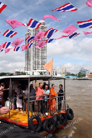 Der alltag auf dem Mae Nam Chao Phraya Fluss in Bangkok der Hauptstadt von Thailand in Suedostasien.  