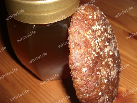 Vollkornbrot und Honigglas