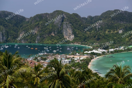 The view from the Viewpoint on the Town of Ko PhiPhi on Ko Phi Phi Island outside of the City of Krabi on the Andaman Sea in the south of Thailand. 