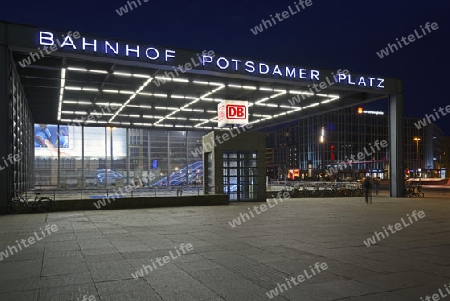 Eingang zum Bahnhof Potsdamer Platz abends , Potsdamer Platz, Berlin, Mitte, Deutschland, Europa, oeffentlicherGrund