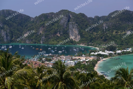 The view from the Viewpoint on the Town of Ko PhiPhi on Ko Phi Phi Island outside of the City of Krabi on the Andaman Sea in the south of Thailand. 