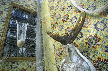 Afrika, Tunesien, MahdiaEin Fischernetz mit einem Seestern in einem traditionellen Haus in der Kuestenstadt Mahdia in Central Tunesien. 