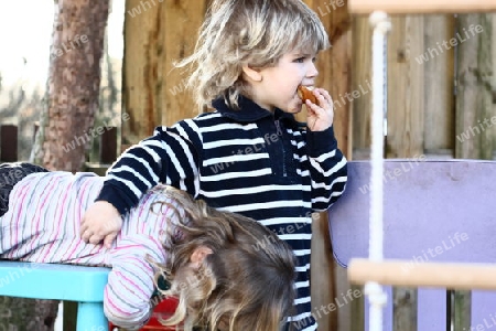 Kinder spielen und essen