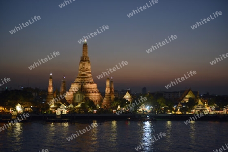 Die Tempelanlage des Wat Arun am Mae Nam Chao Phraya River in der Hauptstadt Bangkok von Thailand in Suedostasien.