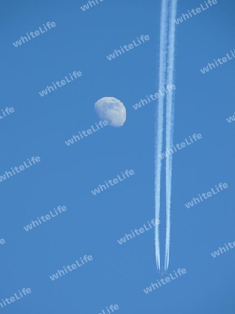 Flugzeug und Mond