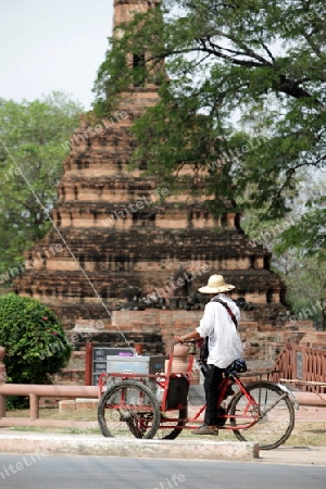 Ein Fahrrad vor einem der vielen Tempel in der Tempelstadt Ayutthaya noerdlich von Bangkok in Thailand. 