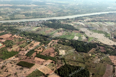 Die Landschaft rund um die Provinz Ubon Rachathani im Isan beim Anflug von Chiang mai nach Ubon im Nordosten von Thailand. 