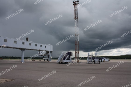 Flughafen unter Wolken