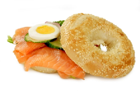 Bagel belegt mit Lachs und Ei auf hellem Hintergrund.